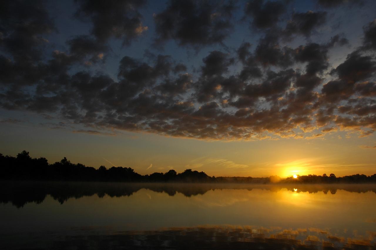 Lever de soleil sur un étang de Brenne