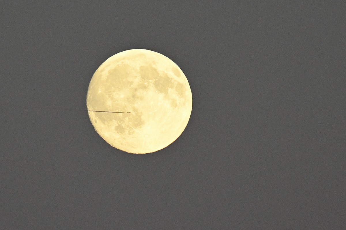 Pleine lune et avion.